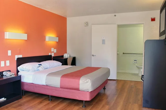 1 Queen Bed - ADA/RI Shower/Micfridge، Motel6 San Luis Obispo, CA - South 1/10