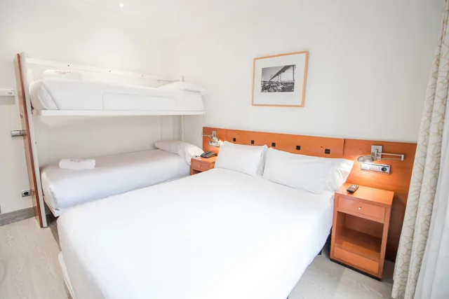 غرفة رباعية بسرير مزدوج وسرير بطابقين، Petit Palace Cliper Gran Via 5/10