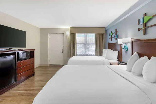 غرفة قياسية بسريرين كوين بمطبخ، Best Western Cocoa Beach Hotel and Suites 1/7