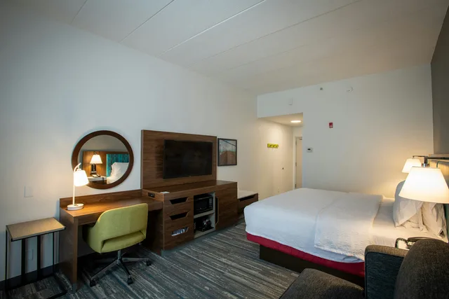 Study, King Bed, Sofa، Hampton Inn Seaford 5/8