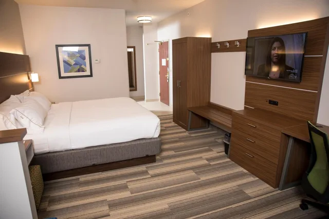 جناح بسرير كينج مع أريكة، Holiday Inn Express Hotel And Suites Lexington Downtown University 4/8