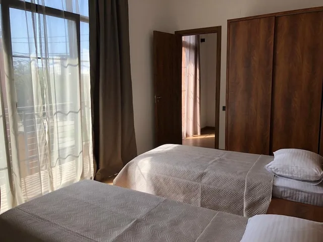 كوخ سوبيريور بسرير مزدوج وسريرين منفصلين بشرفة بغرفتي نوم، Citron Cottages 2/2