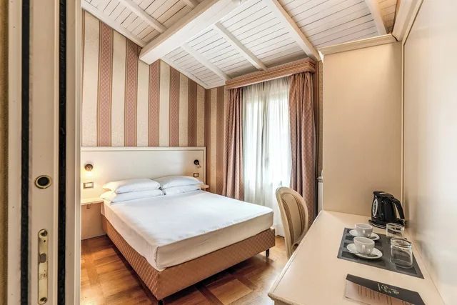 غرفة عائلية بسرير مزدوج وسريرين منفصلين، Relais Fontana di Trevi 2/10