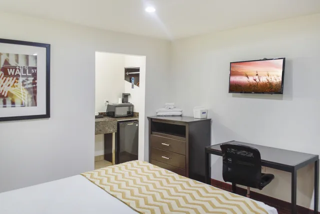غرفة بسرير كوين للمدخنين، Travelodge by Wyndham Manhasset 3/4