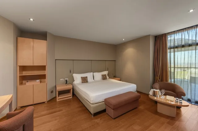 غرفة جونيور بسرير كينج بشرفة، Il Boscareto Resort Spa 6/10