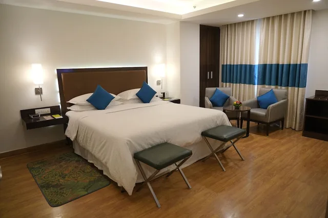 جناح بسرير كينج بإطلالة على المدينة، FOUR POINTS BY SHERATON VADODARA 2/8