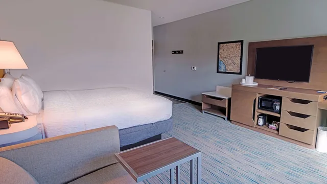 غرفة قياسية بسرير كينج مع أريكة لذوي الإعاقة، Hampton Inn Riverside Downtown Ca 3/3