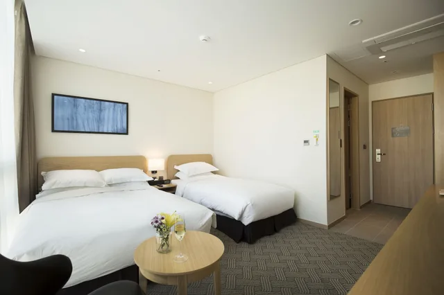 غرفة قياسية بسرير مزدوج وسرير فردي بإطلالة على المدينة، Best Western Haeundae Hotel 1/6