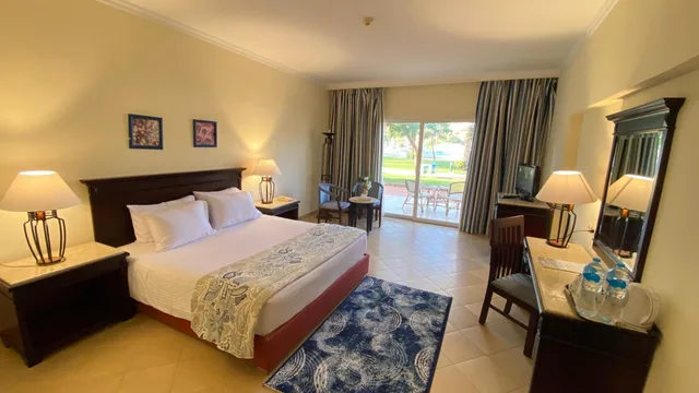 غرفة سوبيريور بسرير مزدوج أو سريرين منفصلين بإطلالة على البحر، Amwaj Oyoun Resort and Spa 3/5