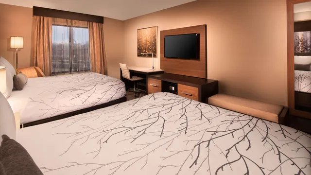 غرفة بسريرين كوين بشرفة بإطلالة، Aiden by Best Western Warm Springs Hotel and Event Center 4/10
