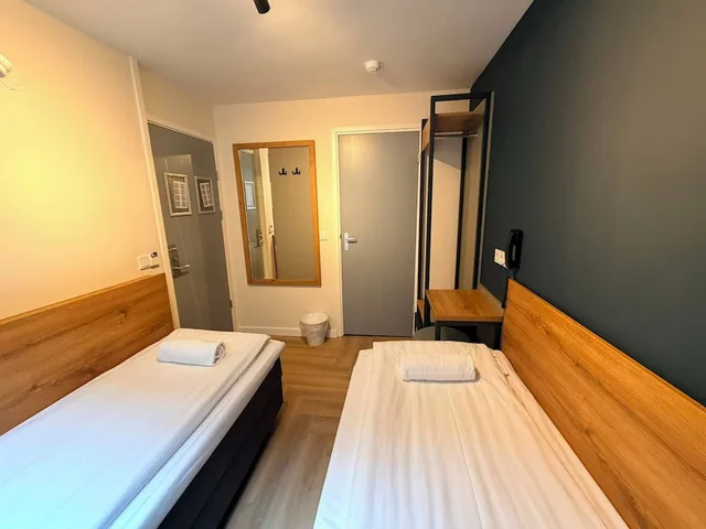 Standard, Twin Beds, Private Bathroom, Continental Hotel 3/10
