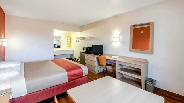 1 King Bed - Non-Smoking, Motel6 Anniston, AL 3/5
