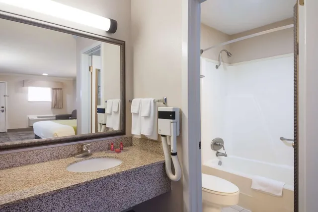 جناح بسرير كينج، SureStay Hotel by Best Western Rockdale 4/4