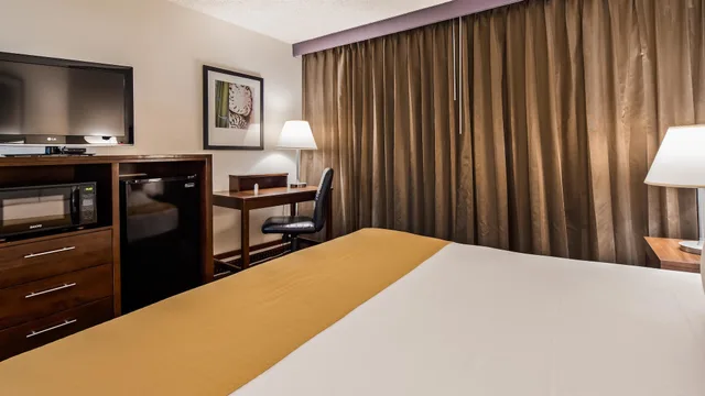 غرفة قياسية بسرير كينج بشرفة، Best Western Yacht Harbor Hotel 5/10