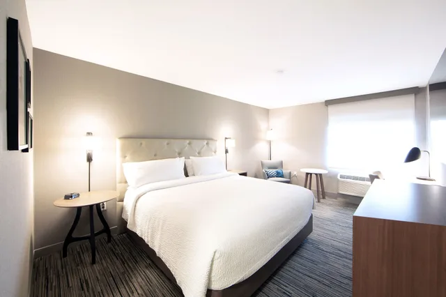 غرفة بسرير كينج مع أريكة، Four Points By Sheraton Downtown Seattle Center 3/8