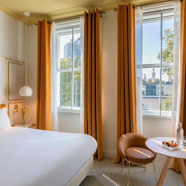 Junior Suite, Sofa, Melia London Kensington Member of Melia Collection 8/10