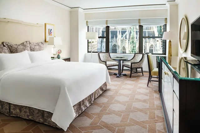 Room, King Bed, Cathedral View، Lotte New York Palace 1/3