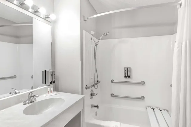 غرفة بسرير كينج بحوض استحمام لذوي الإعاقة، Super 8 By Wyndham Victoria/North/Mall Area 3/5