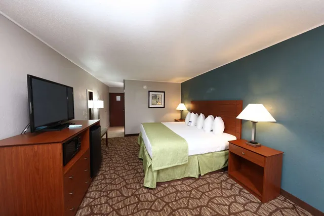 جناح بسرير كينج بمطبخ صغير، AmericInn by Wyndham Grand Rapids Airport North 3/5