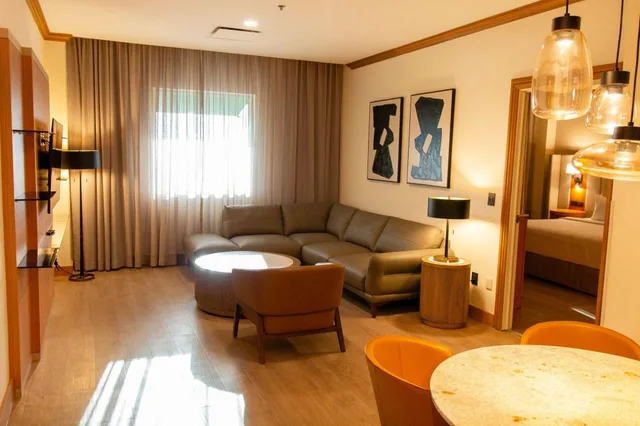 جناح، Crowne Plaza Torreon 2/2