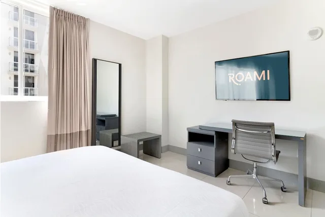 غرفة بسرير كينج وسرير كوين بشرفة بغرفتي نوم مع أريكة، Roami at Habitat Brickell 3/10