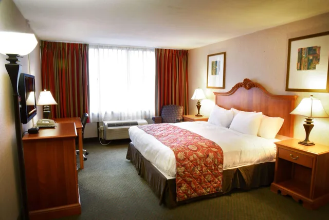 Standard, King Bed, Ramada by Wyndham Triangle/Quantico 2/2