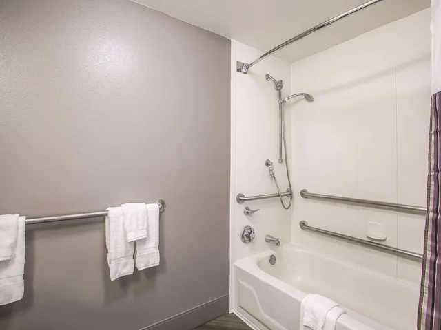 غرفة بسرير كينج بحوض استحمام لذوي الإعاقة، La Quinta Inn & Suites by Wyndham Tampa Brandon Regency Park 5/6