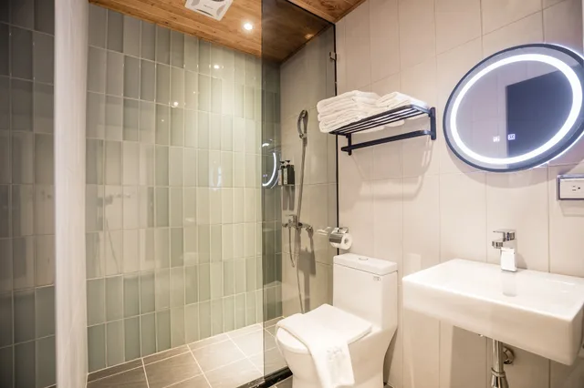 غرفة أساسية ثلاثية بسرير مزدوج وسرير فردي، Traveller-Inn Tiehua Light Spot Hotel 2/4