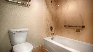 غرفة، Best Western Plus Northwoods Inn 4/4