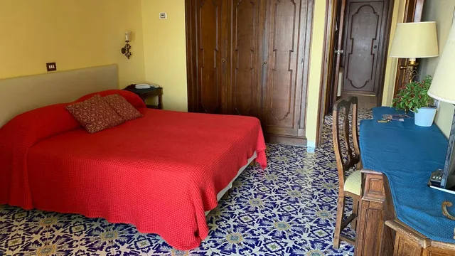 غرفة بسرير مزدوج أو سريرين منفصلين بإطلالة على البحر بشرفة، GRAND HOTEL HERMITAGE 2/10