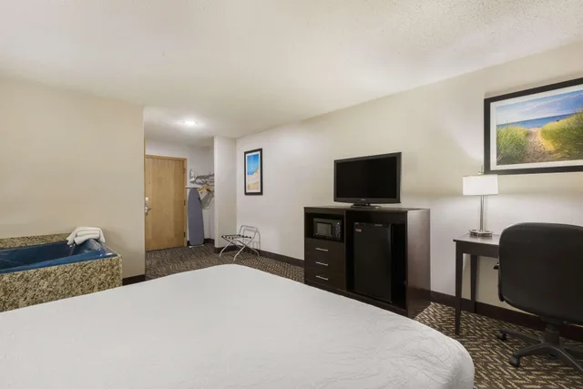 غرفة بسرير كوين بحوض جاكوزي، Best Western Indian Oak 2/4