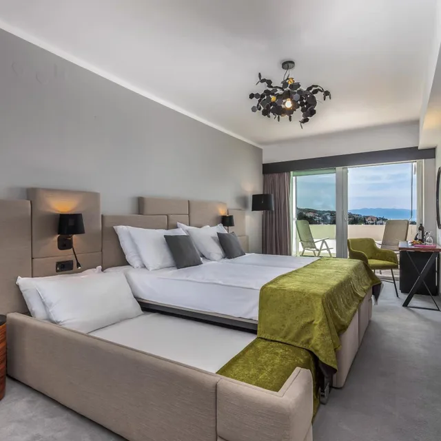 Superior, Double Bed, Two Extra Beds, Side Sea View, 2 Sofa, Balcony، Hotel Omorika Crikvenica 5/10