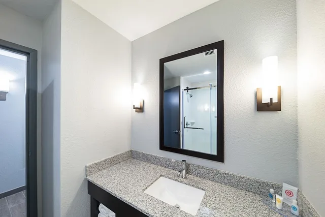 جناح بسرير كينج، Comfort Inn & Suites Oklahoma City near Bricktown OK 4/6