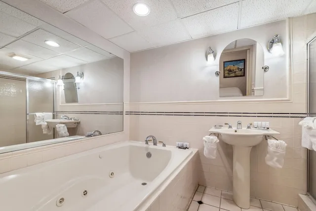 Suite, King Bed, No Window، Ramada by Wyndham State College Hotel & Conference Center 3/3