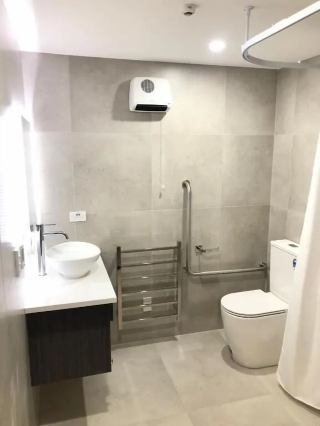 جناح بسرير كوين وسرير فردي في الطابق الأرضي لذوي الإعاقة، Baycourt Lakefront Motel 5/7