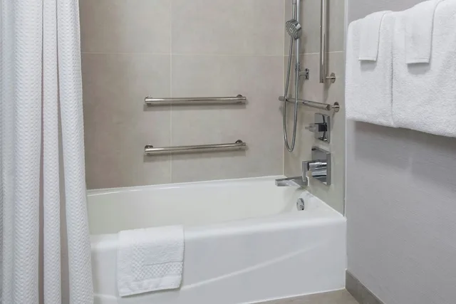 غرفة قياسية بسرير كينج بإطلالة على الفناء مع أريكة، Courtyard by Marriott Mahwah 5/6