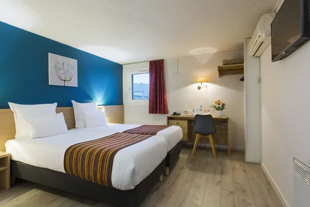 غرفة قياسية بسريرين منفصلين، Comfort Hotel Montlucon 2/5