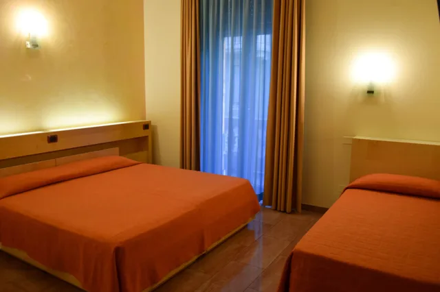 غرفة ثلاثية بسرير مزدوج وسرير فردي، Hotel Losanna 5/10