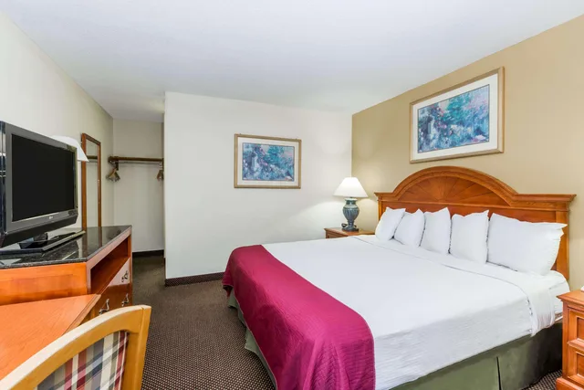 غرفة بسرير كينج لذوي الإعاقة، Days Inn by Wyndham West Des Moines / Clive 2/4
