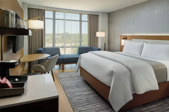 غرفة بريميوم بسرير كينج، The Westin Huntsville 1/10