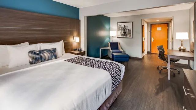 غرفة قياسية بسرير كينج، Best Western Plus Champaign/Urbana Inn 1/4