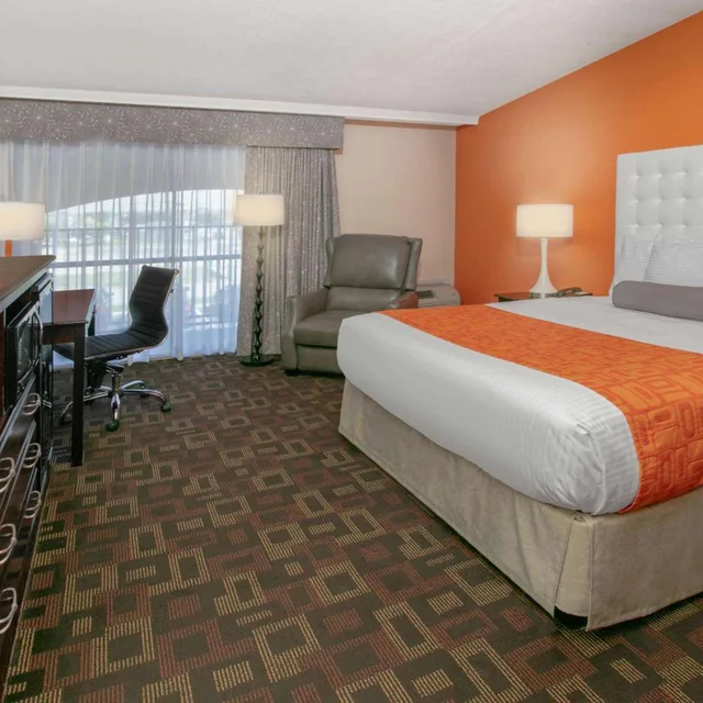 غرفة بسرير كينج للمدخنين، Howard Johnson by Wyndham Oklahoma City Airport/ Fairgrounds 1/4