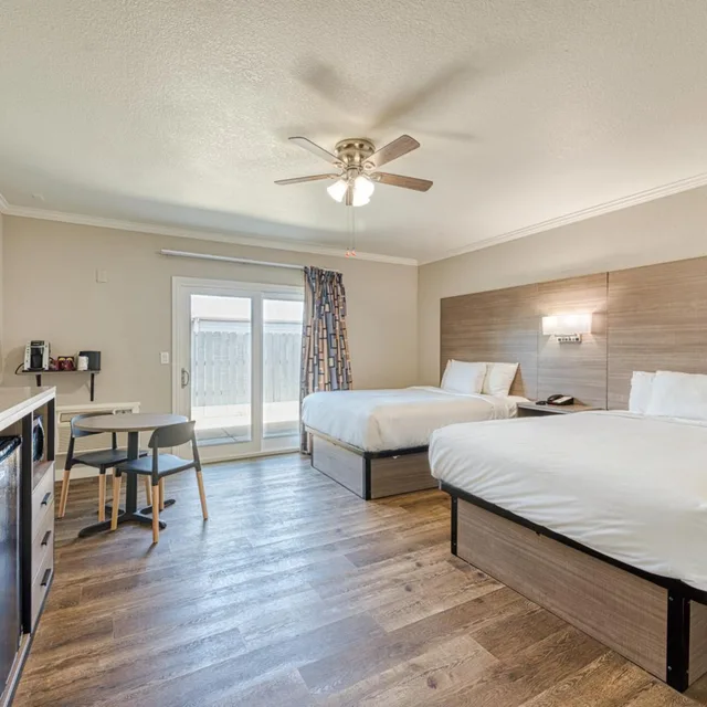 غرفة بسريرين كوين، Harbor House Inn 2/9