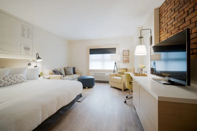 غرفة ديلوكس بسرير كينج مع أريكة، The Insignia Hotel, Sarnia, a Tribute Portfolio Hotel 2/4