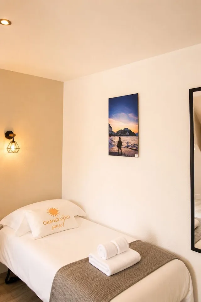 غرفة قياسية ثلاثية بثلاثة أسرّة، Hotel Les 13 Assiettes 1/10
