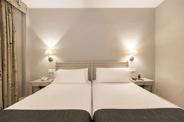 غرفة عائلية بسرير كوين وسريرين منفصلين بغرفتي نوم، HOTEL PAX TORRELODONES 3/5