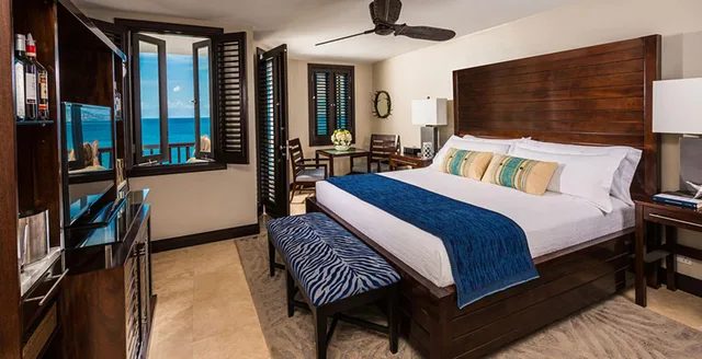 غرفة غراند فاخرة بسرير كينج بغرفة نوم واحدة بإطلالة جزئية على البحر، Sandals Grenada – Adults Only 2/4