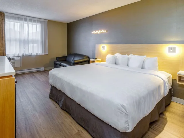 غرفة قياسية بسرير كينج، Clarion Pointe Quebec Airport 4/6