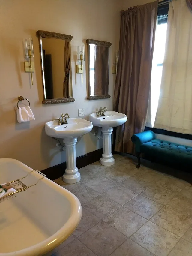 Classic, King Bed, Adult Only، Riverside Hot Springs Inn Spa 9/10