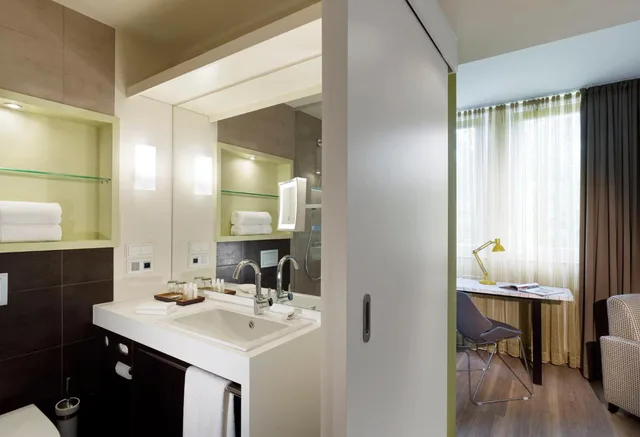 غرفة قياسية بسرير كينج وسرير كوين بإطلالة على الحديقة، Hotel Indigo Duesseldorf Victoriaplatz 8/10